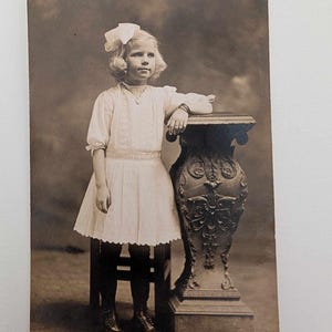 Carte postale ancienne avec photo réelle, fille en robe blanche avec noeud, c1910, RPPC, portrait en studio, enfant édouardien