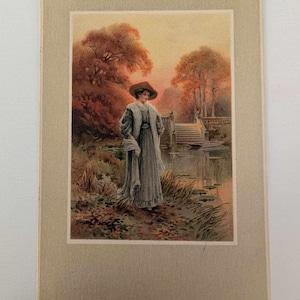 Stara pocztówka Kobieta nad jeziorem Jesienne kolory – Vintage 1910s Ręcznie barwiona pocztówka ze znaczkiem – Skandynawska scena