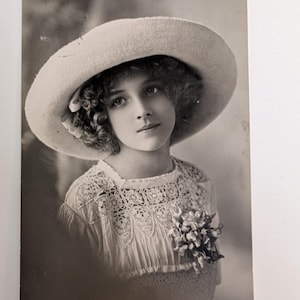 Postal antigua de la RPPC de niña con sombrero, foto real – Noruega, 1914, impresa en Alemania, retrato infantil vintage