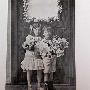 1910s Vintage Postkarte – Junge und Mädchen mit Blumen – süßer Geburtstagsgruß – Made in Germany – schwarz-weiß gedruckte Karte
