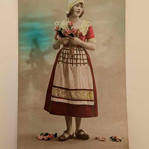 Vraie carte postale avec photo femme en costume hollandais avec fleurs - RPPC coloriés à la main, série Carmen, début des années 1900