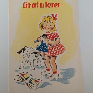 Cartão postal norueguês vintage Menina com boneca e cachorro – "Gratulerer" – Arte infantil escandinava – P&E Série C 16 J.W.E.