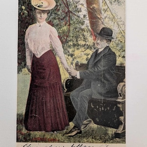 Pocztówka z parą z epoki edwardiańskiej – romantyczna scena z kobietą stojącą i mężczyzną siedzącym na ławce, druk niemiecki z początku lat 1900.