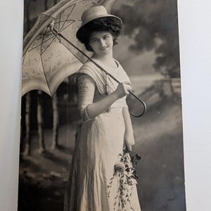 Stara edwardiańska pocztówka Kobieta z parasolem i kwiatami – Wczesne lata 1900. Glamour Lady RPPC Norwegia Znaczek