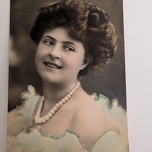 Postal antigua con foto real de una mujer sonriente con perlas, coloreada a mano RPPC Noruega, belleza eduardiana, Et smil til Far