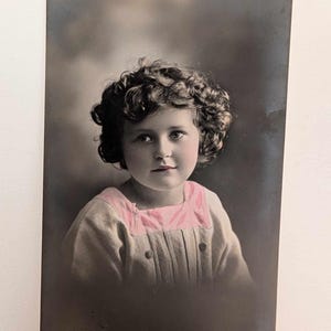 Cartão postal vintage com foto real de menina com cabelo cacheado – RPPC colorido à mão – Retrato francês do início dos anos 1900 por EAS nº 4135/2