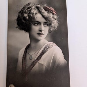 Edwardiańska prawdziwa pocztówka fotograficzna z piękną kobietą z różą, Norwegia 1912 RPPC