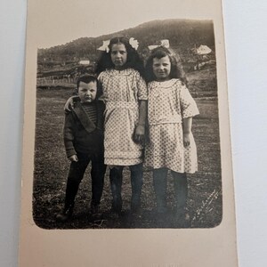Antique RPPC Postcard Norway Kids Portrait – Real Photo c1910s W. Karlsen Etne – Three Children with Bows Rural Landscape
