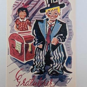 Cartão postal vintage do Gratulerer norueguês – Menino de cartola e calças listradas – Ilustração colorida dos anos 1950 por P&E J.W.E. Noruega