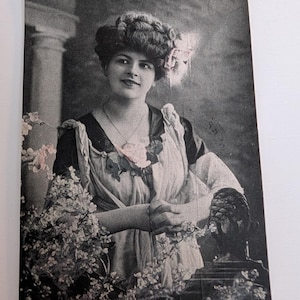 Antica cartolina del 1913, Donna con fiori – Glamour Art Nouveau – Francobollo norvegese – Cartolina con ritratto edoardiano