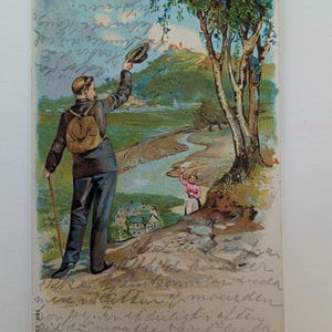 Postal vintage alemana de la década de 1900: Hombre saludando a una mujer. Ilustración de despedida en relieve con mensaje manuscrito.
