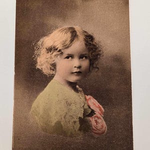 Cartão postal vintage menina com flores – cartão colorido impresso, cabelo loiro cacheado, tons suaves românticos, Europa do início dos anos 1900