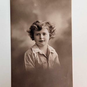 Antike echte Fotopostkarte eines kleinen Kindes, frühe 1900er Jahre RPPC, sepia Studio Portrait, Vintage Kinderfotografie