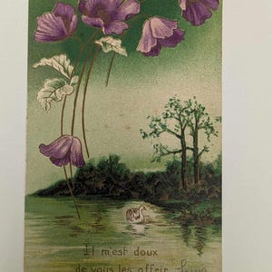 Carte postale française ancienne de style Art nouveau avec des fleurs violettes et une scène de cygne - Signée Louis - Carte romantique en relief des années 1900