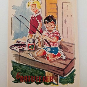 Vintage norwegische Geburtstags Postkarte – Junge fischt mit Mädchen am Pier – Illustration „Gratulerer“ – P&E Serie C.18