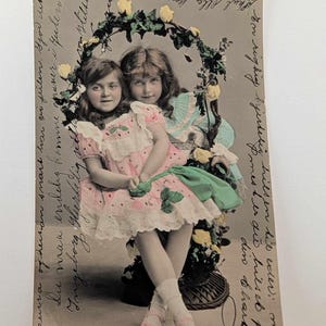 Cartão postal vintage colorido à mão – Duas meninas em um banco floral – Foto real do início dos anos 1900 – RPPC escandinavo – Escrito na frente e no verso