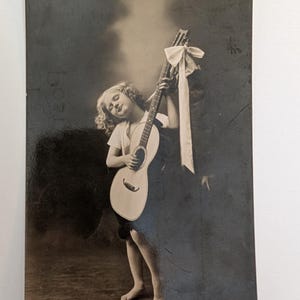 Garota RPPC antiga com violão – Cartão postal com foto real c1916 – Tema musical infantil eduardiano – Fotografia vintage descalça