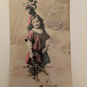 Real Photo Christmas Postcard – Heureux Noël Girl with Mistletoe, Tinted Vintage RPPC France 1912 Holiday Card