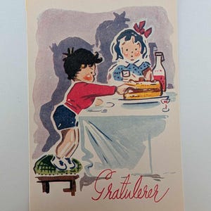 Cartolina d'epoca norvegese Gratulerer - Illustrazione di un bambino degli anni '50 con torta, biglietto d'auguri scandinavo colorato, inutilizzato
