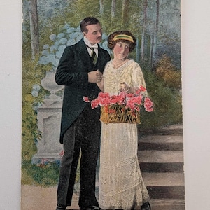 Casal eduardiano romântico com cesta de flores – Cartão postal vintage dos anos 1920 – Saudação de Ano Novo manuscrita norueguesa