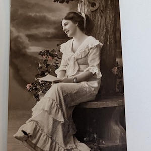 Vintage pocztówka z 1913 r. Kobieta przy drzewie – Elisée Real Photo Style – Norwegia Wysłane – Edwardiańska romantyczna dama w falbanach