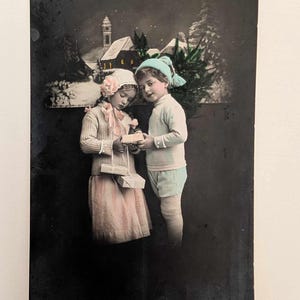 Carte postale de Noël ancienne avec photos réelles - Enfants avec cadeaux et scène d'église enneigée - Carte de vœux norvégienne teintée à la main des années 1910