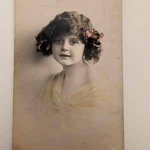 Cartolina RPPC con foto reale, ragazza con fiori nei capelli – Biglietto di compleanno norvegese del 1914 colorato a mano – Ritratto scandinavo d'epoca