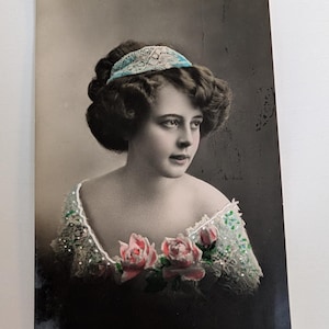 Edwardiańska ręcznie barwiona pocztówka RPPC z portretem kobiety 1912 Norwegia – olśniewająca dama z różami i koronkowymi detalami – wysłana pocztą