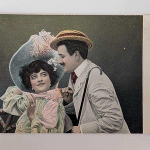 Cartolina d'epoca degli anni '10 con coppia di amanti con parasole e grande cappello – Cartolina romantica colorata a mano – Cartolina d'amore d'epoca edoardiana