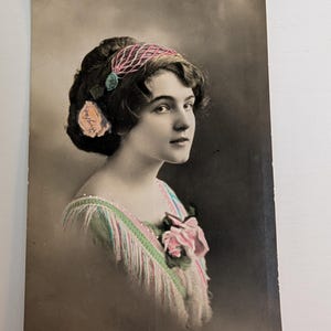 Postal RPPC coloreada a mano de 1913 de una mujer joven, saludo de Pascua de Noruega, retrato vintage con foto real, tarjeta escandinava eduardiana