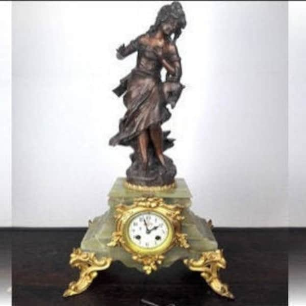 Horloge originale de cheminée D'Art Nouveau avec la figure en bronze signée par François Moreau vers 1900