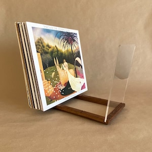 Almacenamiento de discos de vinilo | Estante de madera de roble marrón con expositor acrílico | Soporte moderno y minimalista para 35 discos de vinilo | Hecho a mano en Letonia
