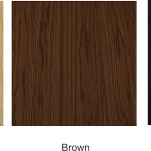 Puede incluir: Tres muestras cuadradas de textura de veta de madera dispuestas una al lado de la otra. La muestra de la izquierda es de color tostado claro etiquetada Natural Oak, la central es marr&oacute;n oscuro etiquetada Brown y la derecha es negra etiquetada Black.