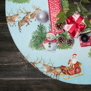 Weihnachtsmann und Schneemann Weihnachtsbaumrock - Weihnachtsmann und Rentier, Tannenbaum und Schneemann auf hellblauem Hintergrund - Fleecebaumrock