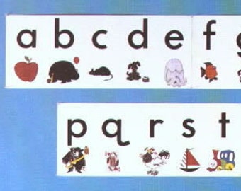 Puede incluir: Un conjunto de tarjetas de alfabeto con letras negras e ilustraciones coloridas. Las letras están impresas en tarjetas blancas con un borde negro. Las ilustraciones representan varios animales, objetos y escenas.