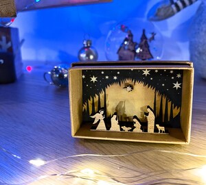 Crèche De Noël Miniature En Verre De Mer Et Métal - Décoration Artisanale Pour Intérieur, étagère, Cadeau De Noël
