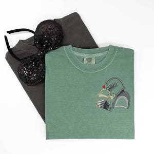 Camiseta bordada de Star Wars Mando y Baby - Comfort Colors imagen 1