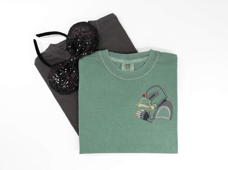 Camiseta bordada de Star Wars Mando y Baby - Comfort Colors imagen 1
