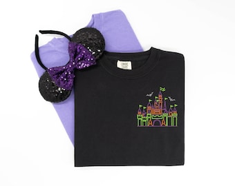 Camiseta bordada del Castillo de Halloween de Disneyland - Comfort Colors