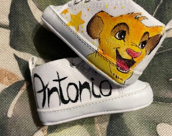 Chaussures de bébé Roi Lion (Simba) peintes à la main et personnalisées avec le nom