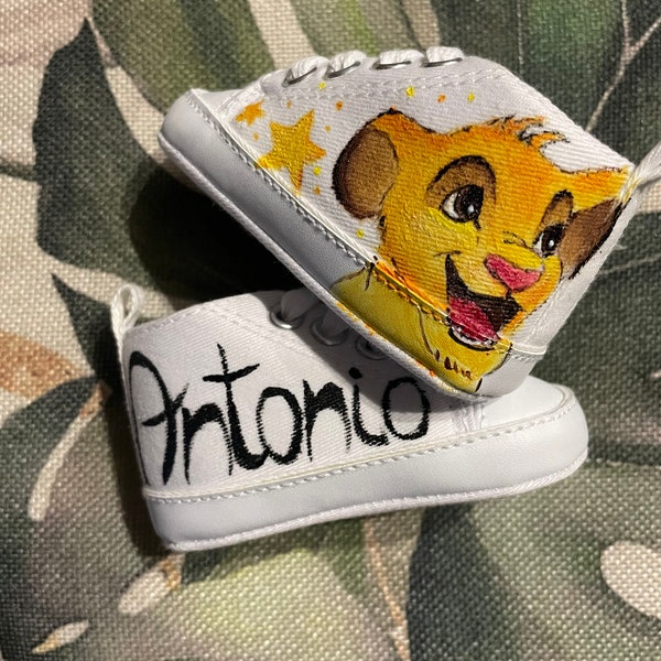 Zapatitos de bebé Rey León (Simba) pintados a mano y personalizados con nombre