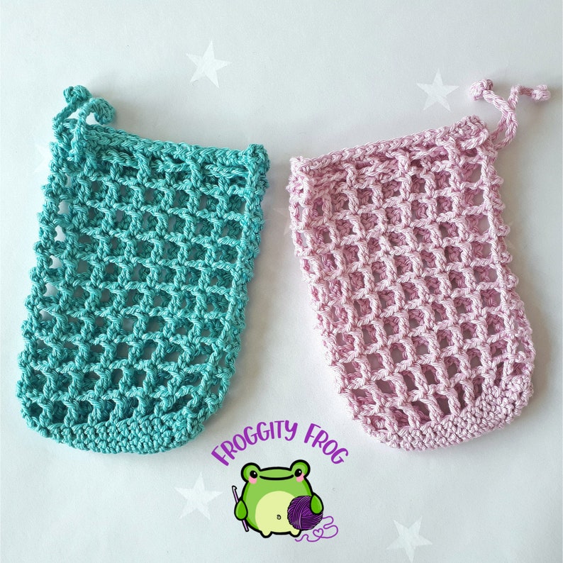 2 cotton soap savers, a turquoise one on the left and a pink one on the right.
Shown flat without anything inside