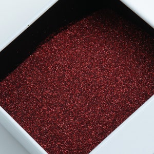 Fiery Wine // Fine Glitter // Poliestere // Resistente ai solventi // Glitter rosso