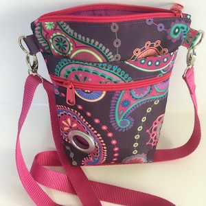 Hübsche pinke Hunde-Wandertasche, wasserabweisende Vintage-Stil Paisley-Stoff-Umhängetasche, 2 Reißverschluss- und 2 Schlupftaschen, langer verstellbarer Gurt