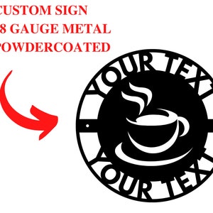 K&ouml;nnte beinhalten: Schwarzes Metallschild mit einem Kaffeetassen-Design. Das runde Schild hat die Worte "YOUR TEXT" am Rand ausgeschnitten. Der Text "CUSTOM SIGN", "18 GAUGE METAL" und "POWDERCOATED" ist ebenfalls sichtbar.