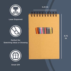 Może przedstawiać: Szkicownik w oprawie spiralnej z okładką z papieru kraft, o wymiarach 13,3 x 22,2 cm. Prostokątne okno odsłania zestaw kolorowych oł&oacute;wk&oacute;w. Okładka zawiera napisy "Laser Engraved", "Perfect for Sketching Ideas or Drawing" i "Great Gift".