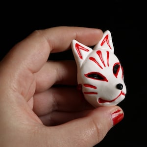 Máscara japonesa Kitsune tradicional, como ímã, chaveiro, alfinete e botão de crachá