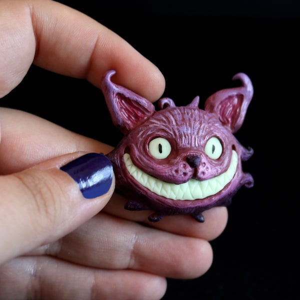 Chat du Cheshire, brille dans le noir, comme aimant, épingle ou figurine.