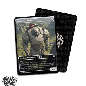 Puede incluir: Una carta coleccionable con un golem de piedra, titulada "Roaming Throne". La carta tiene un borde negro y una ilustración detallada del golem en un paisaje montañoso. El reverso de la carta también es visible.