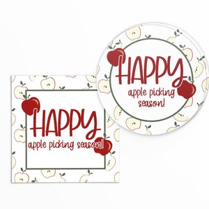 Puede incluir: Dos diseños blancos, circulares y cuadrados, con el texto "HAPPY apple picking season!" en escritura roja. Los diseños están decorados con hojas verdes e ilustraciones de manzanas. Una manzana es roja.